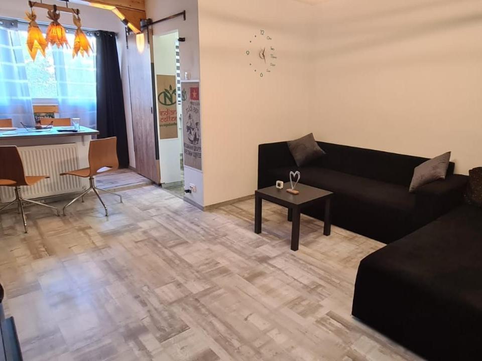Tiki'S Bar Studio Бухарест Екстер'єр фото